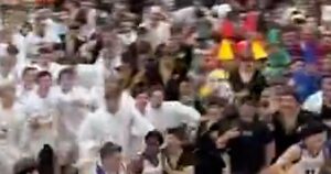 Khán giả reo hò tại trận bóng rổ 'Đêm Im Lặng' 3 Khán giả reo hò tại trận bóng rổ ‘Đêm Im Lặng’