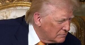 Tổng Thống Donald Trump trả lời điện thoại của trẻ em trong dịp Lễ Giáng Sinh