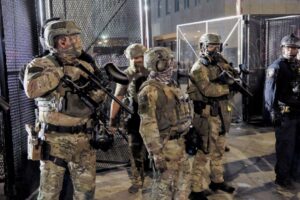 Phụ nữ mang thai bị giam giữ hàng tháng dù luật cấm