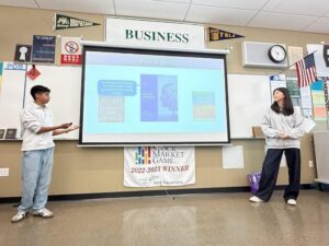 Học sinh trung học Homestead tái hiện phong cách thời trang và hoạt động từ thiện