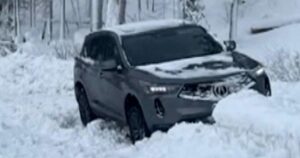 Bão tuyết gây náo loạn giao thông Bờ Đông nước Mỹ