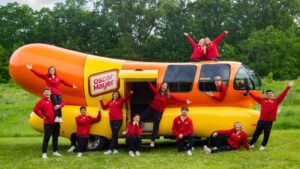 Oscar Mayer Tuyển Tài Xế 'Hotdog' Với Lương Hấp Dẫn 9 Oscar Mayer Tuyển Tài Xế ‘Hotdog’ Với Lương Hấp Dẫn