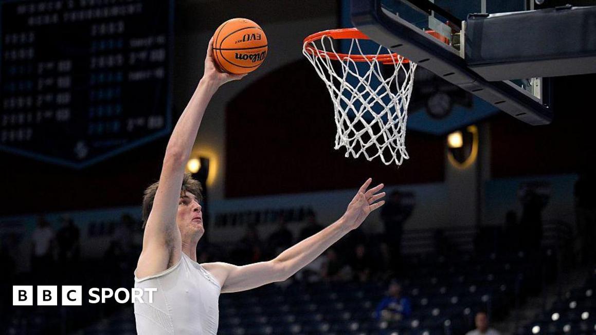 Thiếu niên cao nhất thế giới lập kỷ lục bóng rổ 1 a70ab990 dbef 11f0 8af2 2d39028f98bc