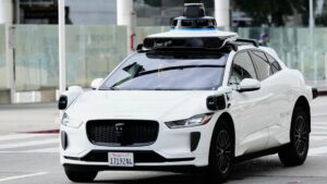 Xe taxi tự lái Waymo chen vào hiện trường vụ bắt giữ của cảnh sát Los Angeles