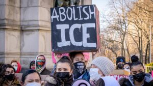 Thị Trưởng Chicago Ủng Hộ Đặt Tên Xe Xúc Tuyết ‘Abolish ICE’