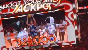 Cổ động viên Rockets trúng thưởng 25.000 đô la từ cú ném nửa sân 13 Cổ động viên Rockets trúng thưởng 25.000 đô la từ cú ném nửa sân