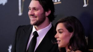 Josh Allen và Hailee Steinfeld sắp đón con đầu lòng 17 Josh Allen và Hailee Steinfeld sắp đón con đầu lòng