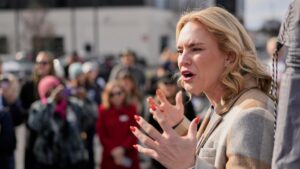 Aftyn Behn né tránh câu hỏi về tài trợ cảnh sát, bất đồng chính sách với Kamala Harris