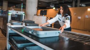 Video lan truyền chia rẽ về việc sắp xếp khay đựng đồ tại sân bay 5 Video lan truyền chia rẽ về việc sắp xếp khay đựng đồ tại sân bay