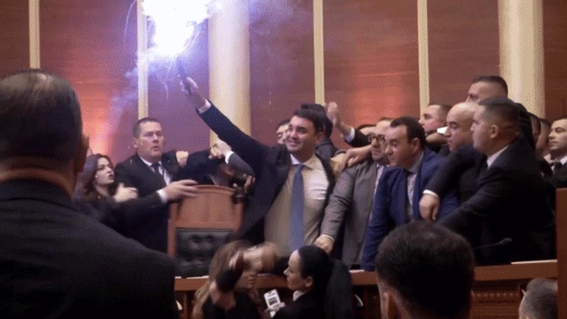 Nghị sĩ Albania ẩu đả trong Quốc hội vì cáo buộc tham nhũng 1 albania parliament scuffle