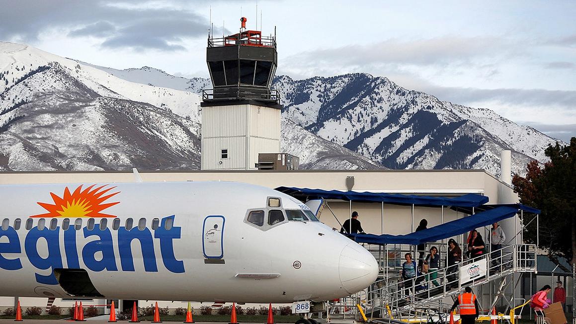 allegiant plane air traffic control tower