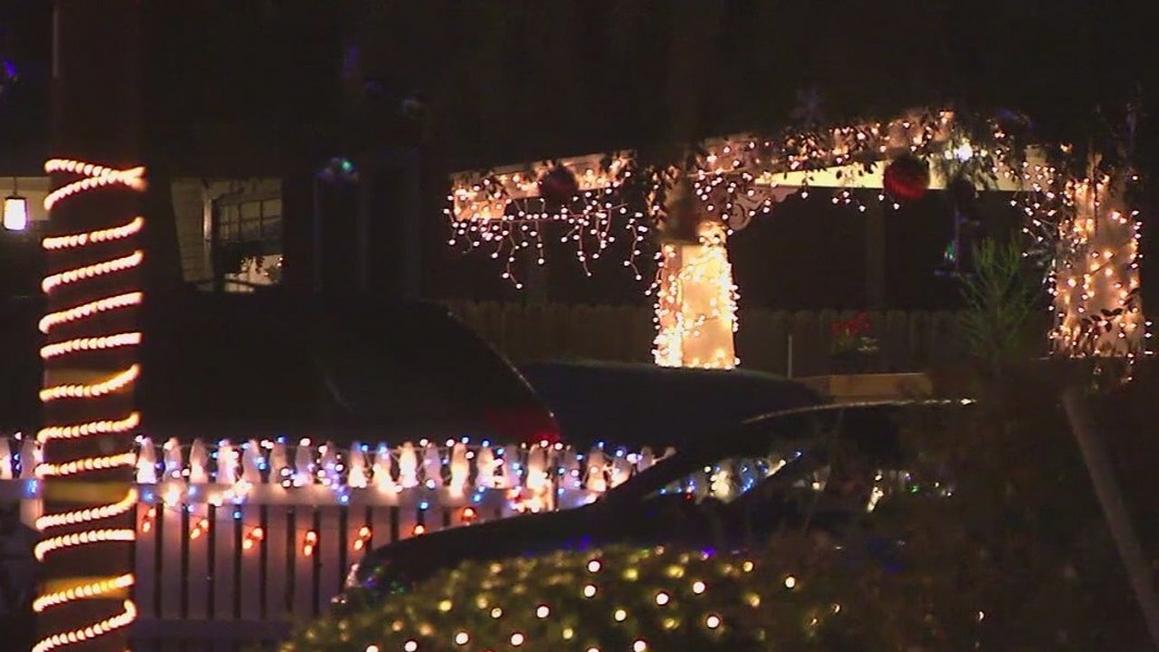 Đường cây Giáng sinh lịch sử của Altadena sáng trở lại sau vụ cháy Eaton 1 altadena christmas tree lane