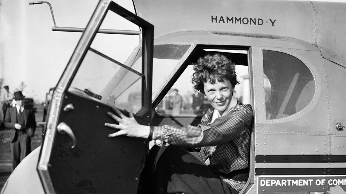Hồ sơ Amelia Earhart hé lộ chi tiết hấp dẫn về cuộc tìm kiếm phi công gặp nạn 1 amelia earhart in plane fox news