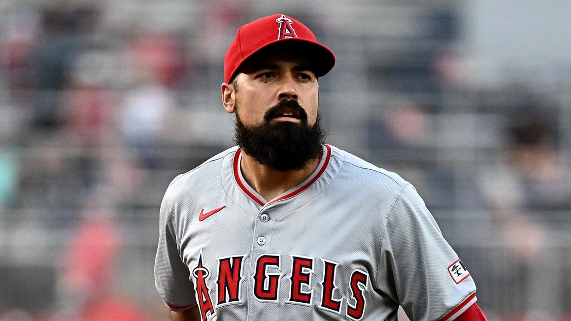 anthony rendon looks on angels nationals