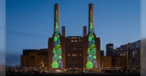 Apple Chiếu Hình Cây Thông Giáng Sinh Thiết Kế Bằng iPad Lên Battersea Power Station 2 Apple Chiếu Hình Cây Thông Giáng Sinh Thiết Kế Bằng iPad Lên Battersea Power Station