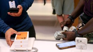 Chiêu lừa đảo iPhone mới: Kẻ gian dụ dỗ người dùng trao điện thoại