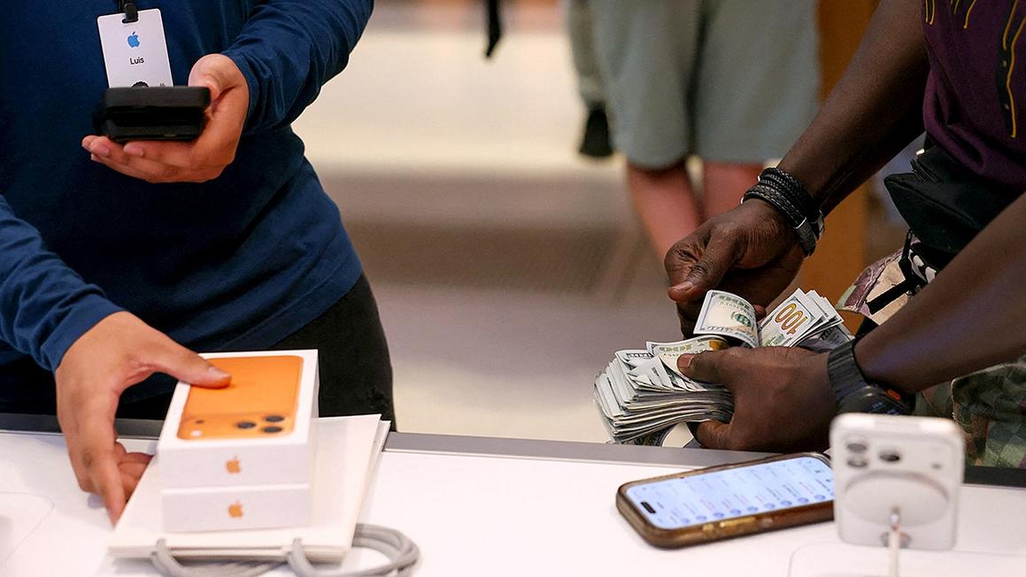 apple iphone 17 sales