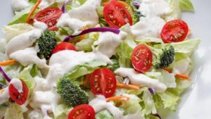 Hàng ngàn chai xốt trộn salad bị thu hồi do có vật thể lạ