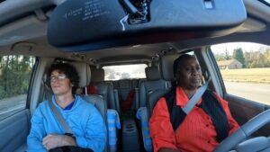 Tình bạn bất ngờ từ những người xa lạ cùng đi chung xe 12 Tình bạn bất ngờ từ những người xa lạ cùng đi chung xe