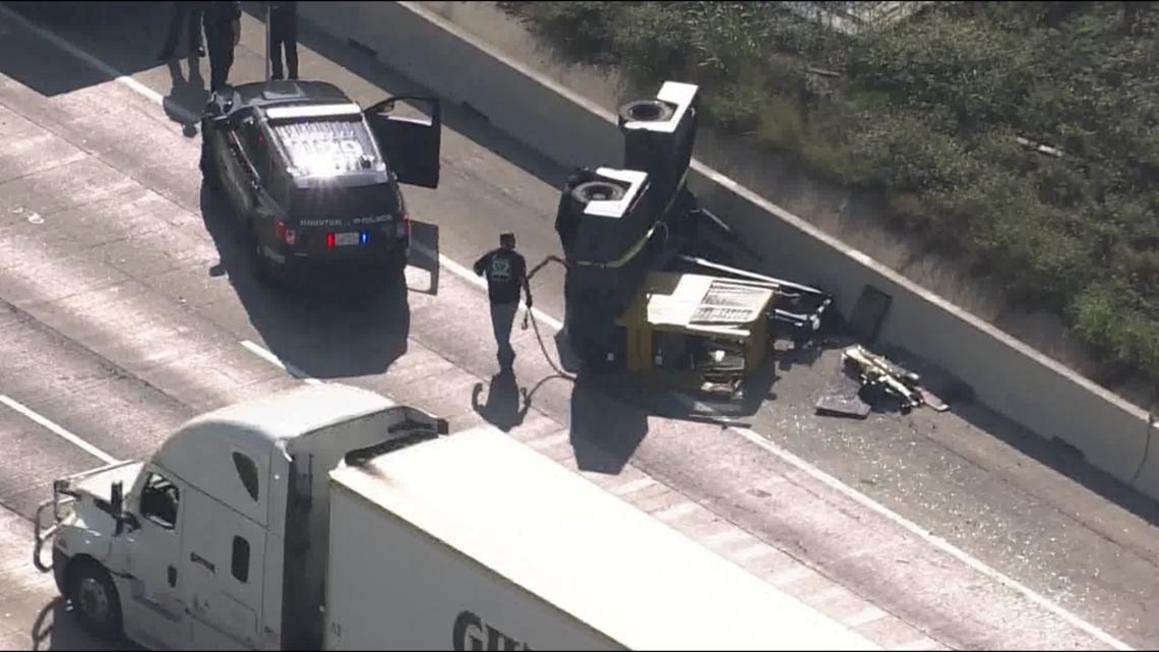 Cầu Houston Avenue trên xa lộ I-10 bị xe đầu kéo đâm, giao thông hỗn loạn 1 ba2197b5 24cb 4945 b712
