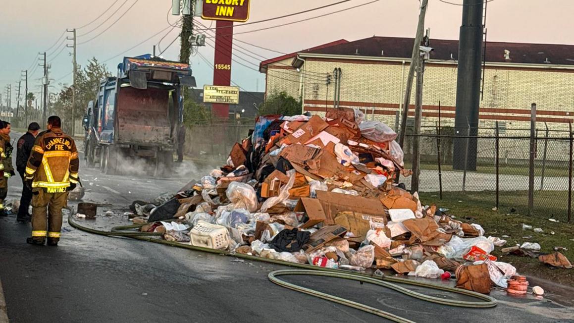 Xe rác bốc cháy, gây ách tắc giao thông nghiêm trọng tại Houston 1 bad38a40 40d3 4b0f 8e72