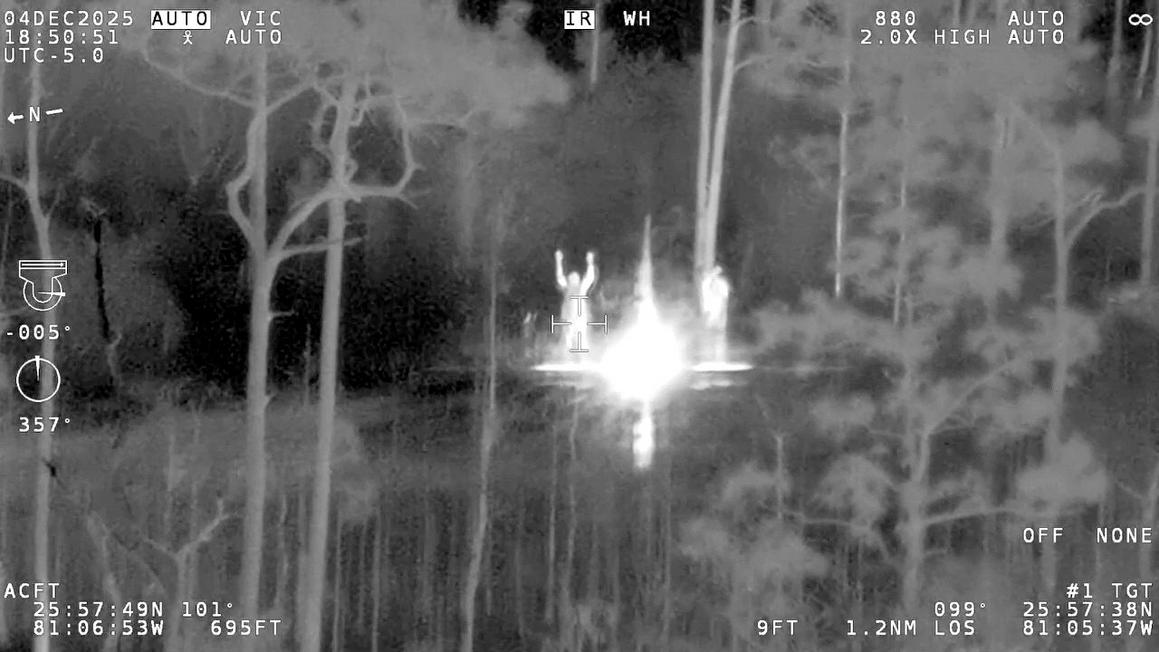 Cha và con trai được cứu khỏi vũng lầy ở Florida 1 barefoot father and son airlifted from everglades mudhole after atv runs out of gas