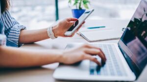 Từ Khóa Của Năm 2025 Theo Oxford: “Rage Bait” Phản Ánh Vấn Đề Phẫn Nộ Trên Mạng