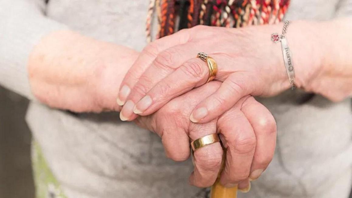 Vòng đeo tay y tế tốt nhất giúp cung cấp thông tin quan trọng 1 best medical bracelet