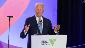Joe Biden bị bắt gặp nói nhịu thành 'Amerigotit' trong bài phát biểu 27 Joe Biden bị bắt gặp nói nhịu thành ‘Amerigotit’ trong bài phát biểu
