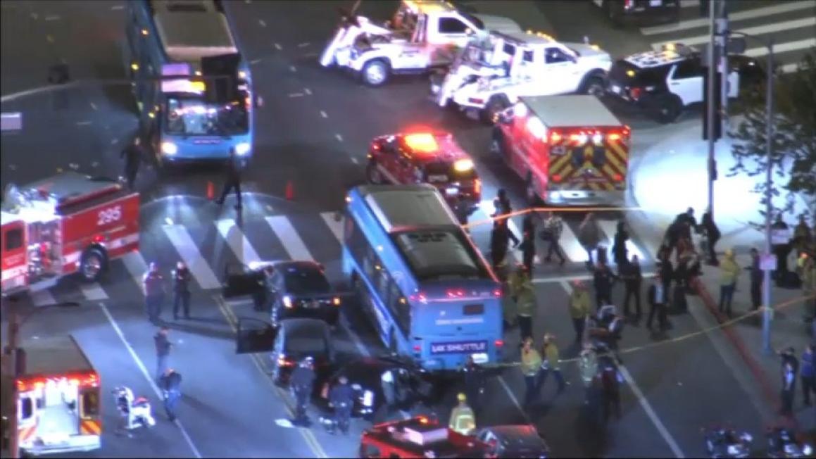 Tai nạn liên hoàn gần phi trường LAX, hai người nhập viện 1 bus crash 121525