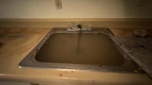 Cư dân căn hộ bị ngập lụt liên tục tại Spanish Village kêu gọi sửa chữa khẩn cấp