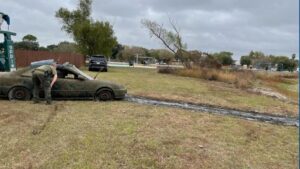 Cảnh sát Houston vớt xe dính đầy bùn từ ao công viên 33 Cảnh sát Houston vớt xe dính đầy bùn từ ao công viên