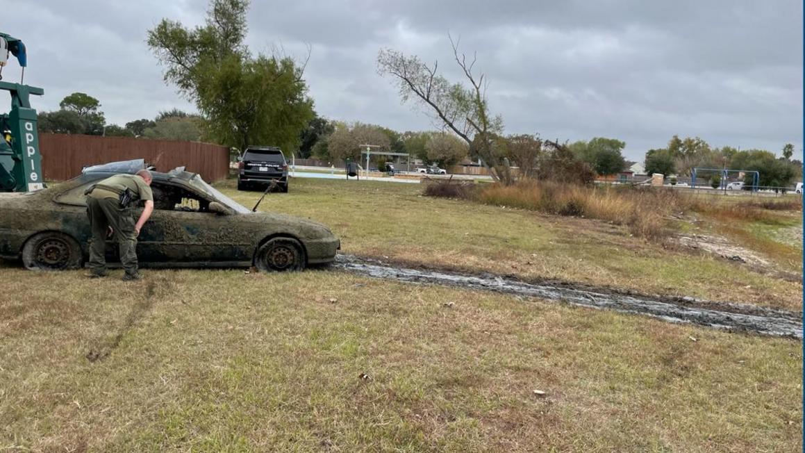 Cảnh sát Houston vớt xe dính đầy bùn từ ao công viên 1 c79b3864 b03a 4527 a3d1