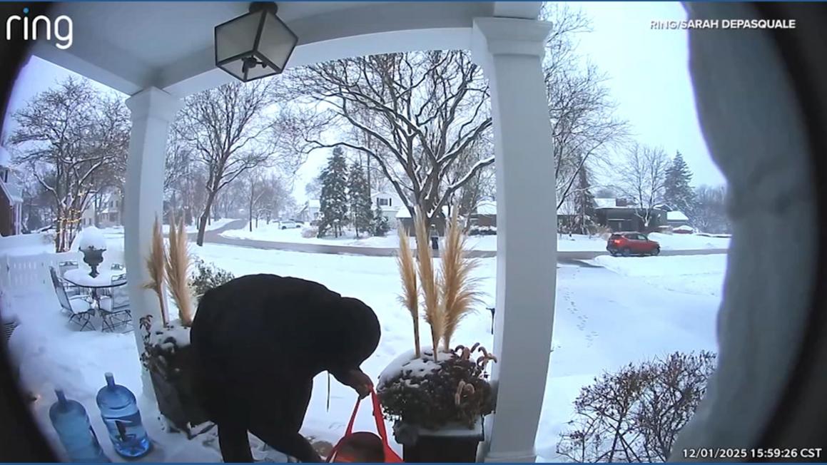 Gia đình về nhà bắt gặp kẻ trộm bưu kiện 1 c7b4999e 41b7 4210 a6b5