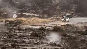 Cảnh báo lũ quét và giông bão tại California