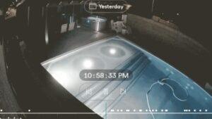 Video ghi lại cảnh xe hơi bay lên không trung, tài xế văng ra khỏi xe và rơi xuống hồ bơi 33 Video ghi lại cảnh xe hơi bay lên không trung, tài xế văng ra khỏi xe và rơi xuống hồ bơi