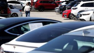 Giá xe hơi mới tăng vọt khiến người mua rời bỏ thị trường