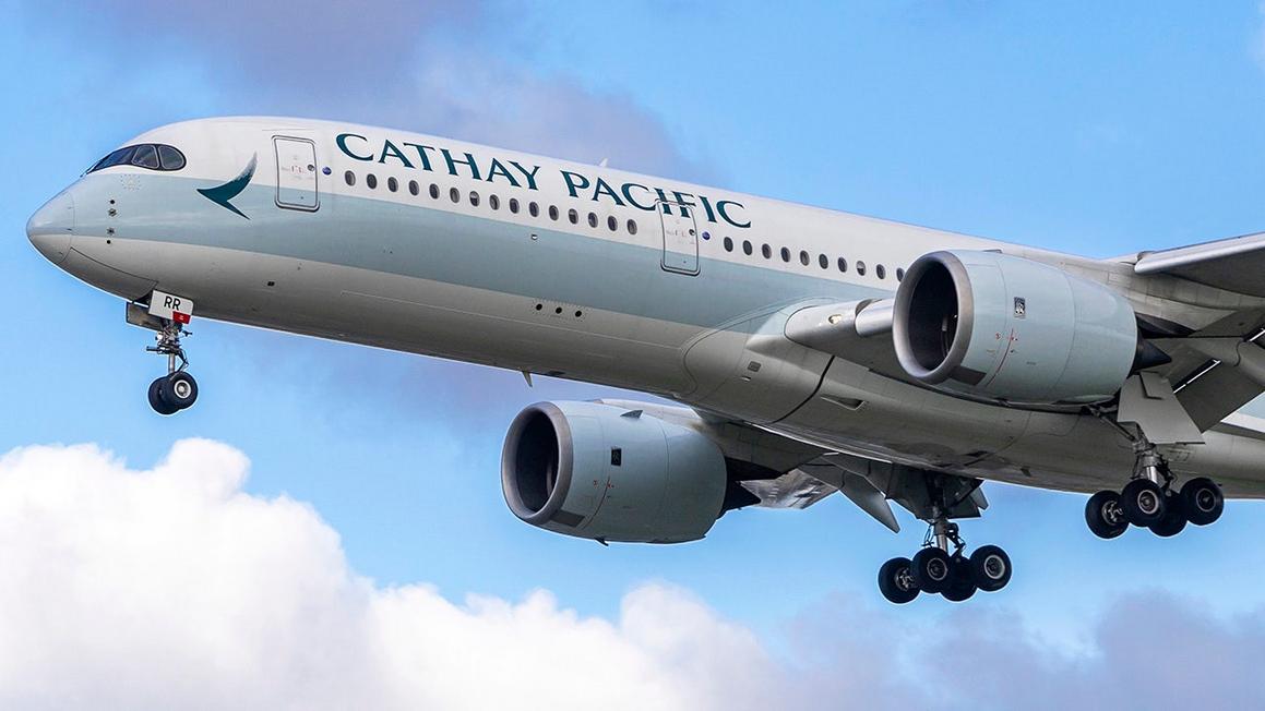 Hành Khách Cố Mở Cửa Máy Bay Giữa Không Trung, Cảnh Sát Vào Cuộc 1 cathay pacific plane 1
