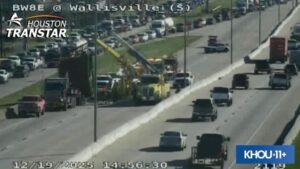 Cảnh báo giao thông tại Houston: Xe tải gặp sự cố trên Beltway 8