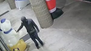 Katy: Đồ trang trí Lễ Hanukkah bị phá hoại, ông già Noel thì không