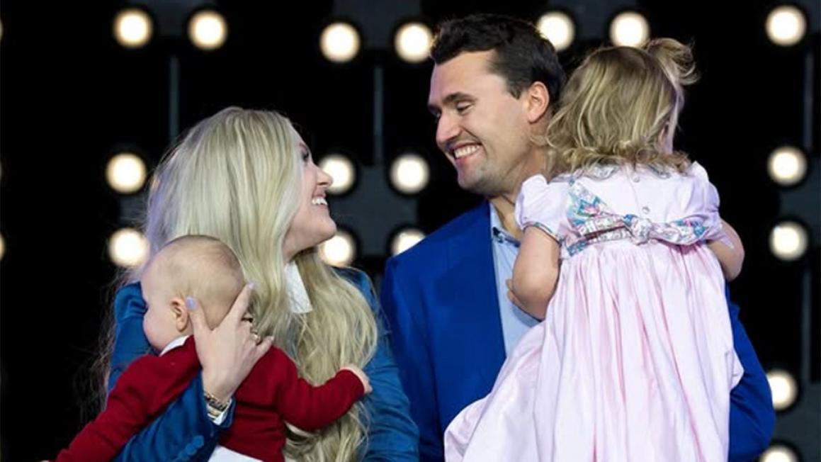 Vợ góa của Charlie Kirk chia sẻ về di sản của chồng 1 charlie kirk and erika kirk on christmas 2024