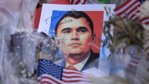 Chính quyền sinh viên phản đối chi hội sinh viên 'Turning Point USA' sau căng thẳng 16 Chính quyền sinh viên phản đối chi hội sinh viên ‘Turning Point USA’ sau căng thẳng