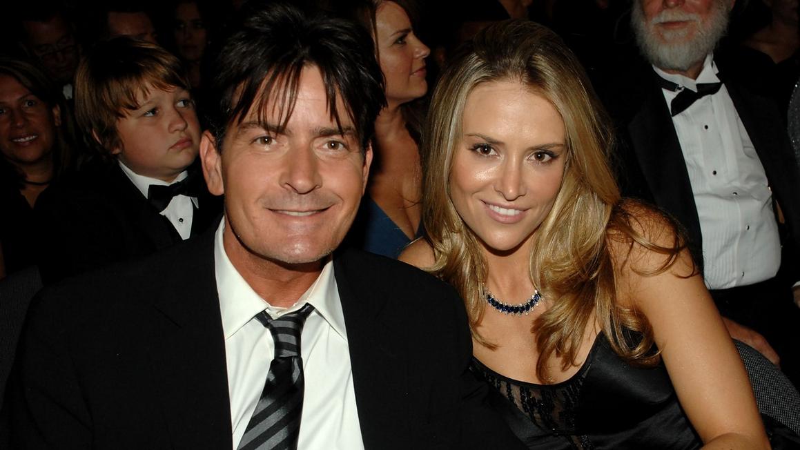 Charlie Sheen bị tố nợ hơn 15 triệu USD tiền cấp dưỡng 1 charlie sheen brooke mueller married