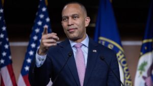 Dân Biểu Hakeem Jeffries chất vấn động cơ Đạo luật SCORE, ví von việc hoãn bỏ phiếu với động thái của HLV Lane Kiffin giữa tranh luận NIL