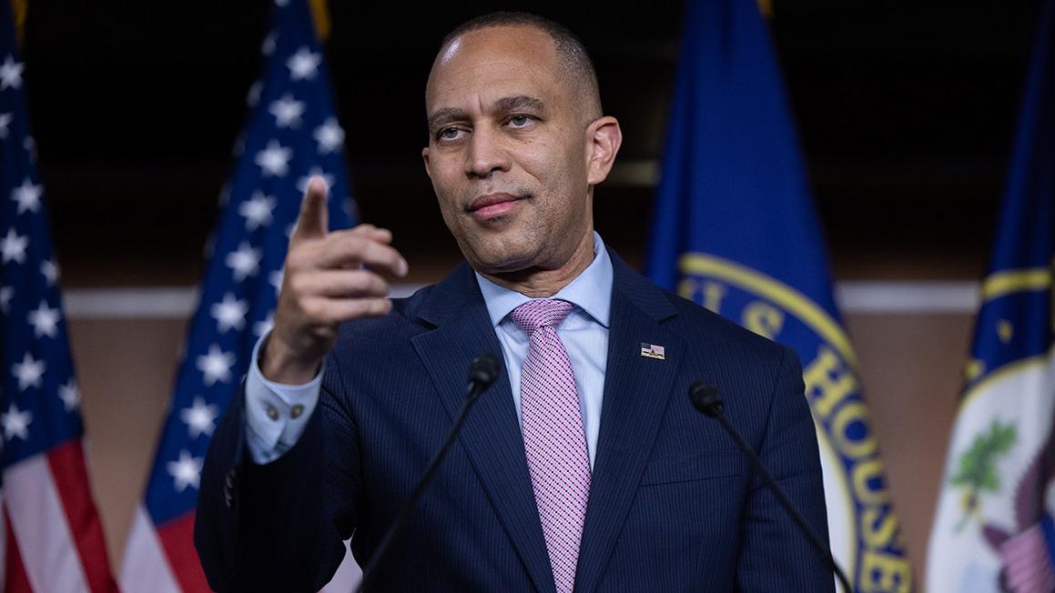 Dân Biểu Hakeem Jeffries chất vấn động cơ Đạo luật SCORE, ví von việc hoãn bỏ phiếu với động thái của HLV Lane Kiffin giữa tranh luận NIL 1 congressman hakeem jeffries