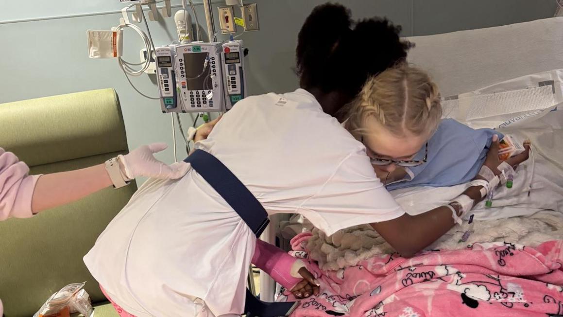 Hai nữ sinh 12 tuổi bị xe tải tông khi đến trạm xe buýt 1 d82859ae dfe6 4fcd 87d7