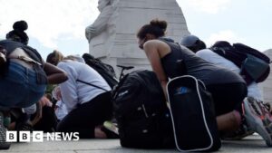 Cựu đặc vụ FBI kiện vì bị sa thải sau khi quỳ gối 34 Cựu đặc vụ FBI kiện vì bị sa thải sau khi quỳ gối