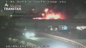 Xe bồn chở axit bốc cháy trên đường cao tốc Houston