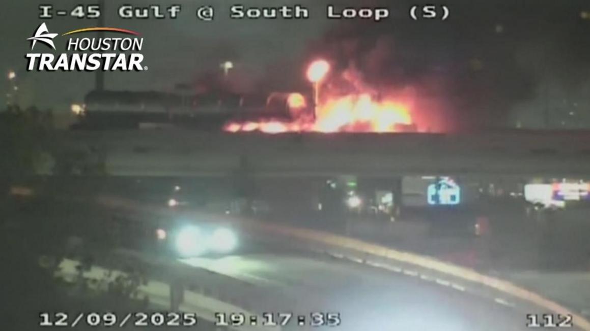 Xe bồn chở axit bốc cháy trên đường cao tốc Houston 1 dd57ad0c f949 44a0 9a3f