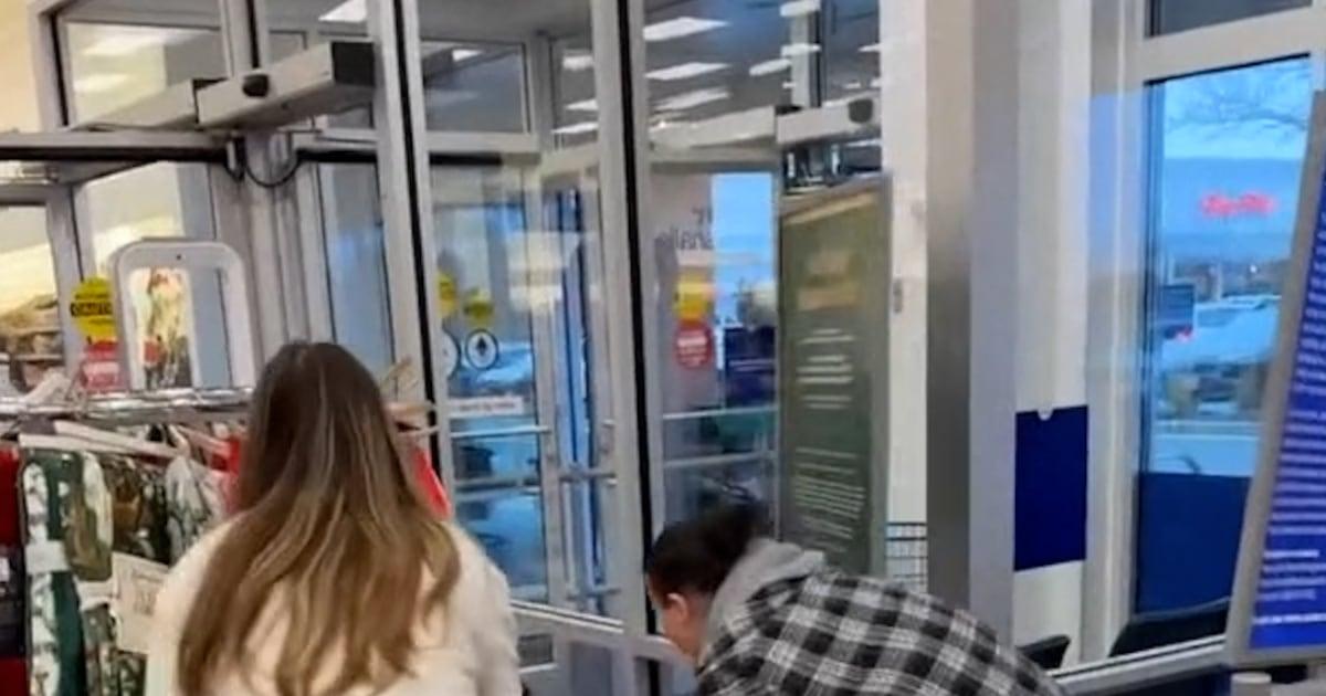 Người phụ nữ đuổi hươu ra khỏi cửa hàng đông đúc 1 deerthumb 86v62z